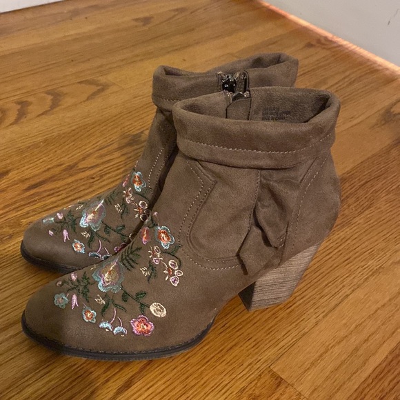 Womens size 9 brown flower embroidered bootie - Picture 2 of 5
